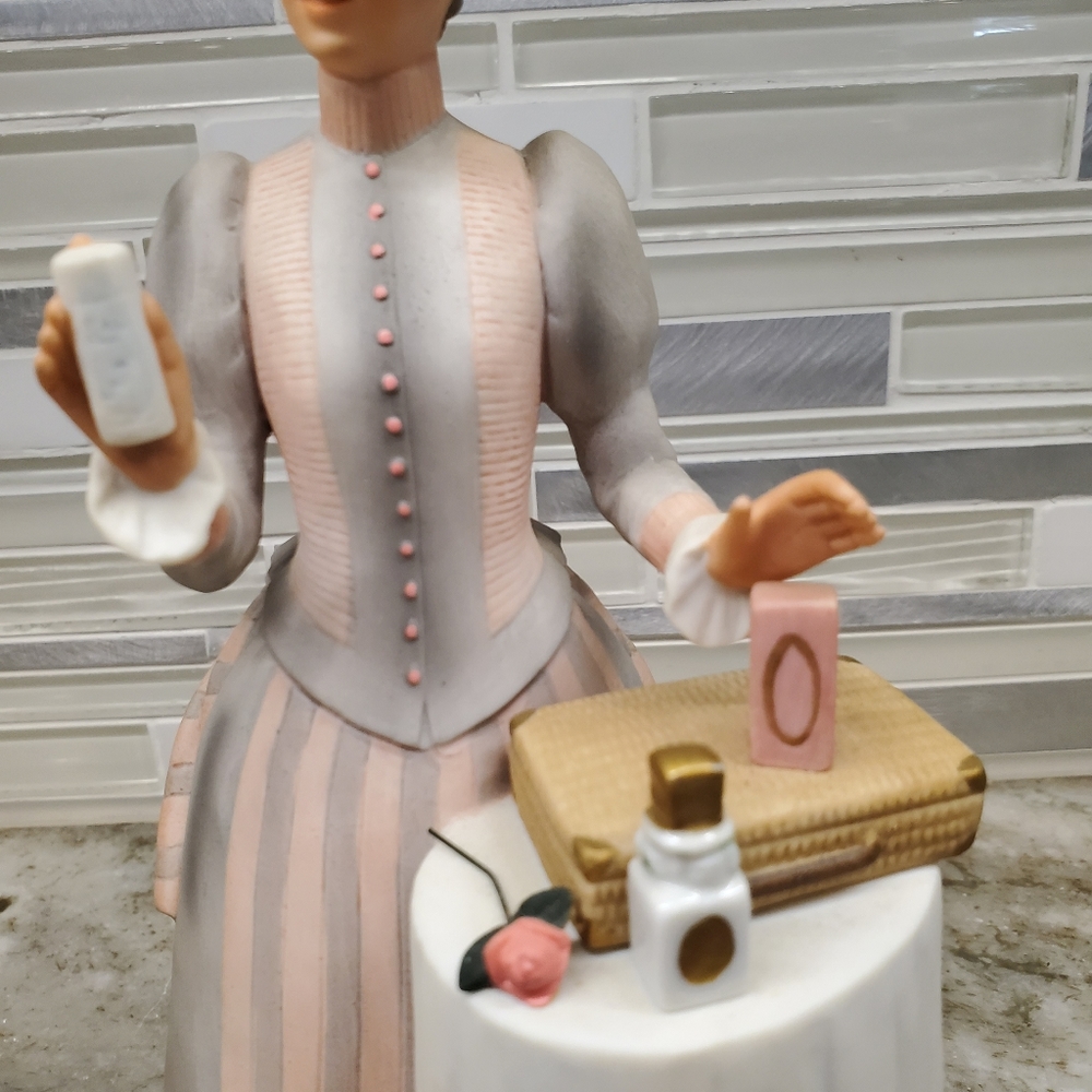 1981 & 1984 Avon Porcelain Women Figurines Avon - Picture 5 of 14